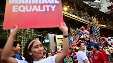 থাইল্যান্ডের এলজিবিটিকিউ সম্প্রদায়ের সদস্যরা ৪ জুন প্রাইড মার্চে অংশ নেন। ফাইল ছবি: এএফপি