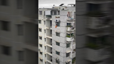 ‘আত্মহননের’ উদ্দেশ্যে রাজধানীর বসুন্ধরা আবাসিক এলাকার এক বহুতল ভবনের সপ্তম তলার কার্নিশে এসে বসেছিল ১৪ বছরের এক মেয়ে। 