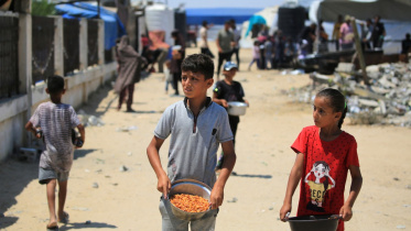 দক্ষিণ গাজার খান ইউনিসে বাস্তুচ্যুত শিশুরা খাবার সংগ্রহ করছে। ছবি: এএফপি