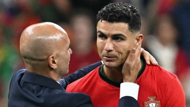  Cristiano Ronaldo (R) celebrates with Portugal's head coach Roberto Martinez