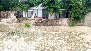 ফরিদপুরে পদ্মা নদী থেকে অবৈধভাবে বালু উত্তোলনের কারণে ঝুঁকিতে পড়েছে জেলার শহর রক্ষা বাঁধ। একই কারণে এক রাতের ভাঙনে পদ্মায় তলিয়ে গেছে নদী তীরবর্তী নয়টি বসতবাড়ি। 