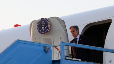 তেল আবিবে পৌঁছে উড়োজাহাজ থেকে নামছেন ব্লিঙ্কেন। ছবি: রয়টার্স