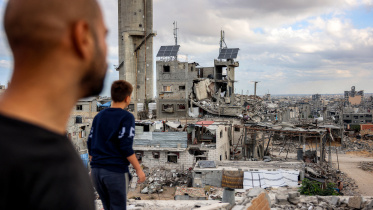 গাজা যুদ্ধের বর্ষপূর্তিতে উত্তর গাজার খান ইউনিসের ধ্বংসযজ্ঞ পর্যবেক্ষণ করছেন ফিলিস্তিনিরা। ছবি: রয়টার্স (৭ অক্টোবর, ২০২৪)