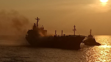 ট্যাংকারে আগুন.jpg