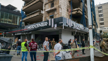 বৈরুতের দক্ষিণ শহরতলীতে ইসরায়েলি বিমান হামলার পরবর্তী দৃশ্য। ছবি: রয়টার্স (২ নভেম্বর, ২০২৪)।