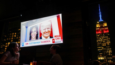 বারে বসে নির্বাচনের ফল দেখছেন মার্কিনীরা। ছবি: রয়টার্স