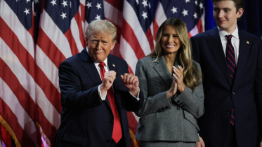 নির্বাচনে জেতার পর স্ত্রী মেলানিয়া ও ছেলে ব্যারনের সঙ্গে ট্রাম্প। ছবি: রয়টার্স