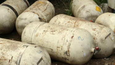 ব্যবহৃত ও পুরনো সিএনজি সিলিন্ডার। ফাইল ছবি: সংগৃহীত