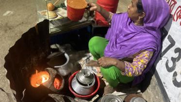 ঢাকার পিঠা বিক্রেতা নারীদের গল্প