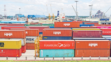 চট্টগ্রাম বন্দরে প্রায় ২ লাখ টন আমদানি করা পণ্য বছরের পর বছর ধরে পরিত্যক্ত অবস্থায় পড়ে আছে, যা বন্দরের ১৮ শতাংশ জায়গা দখল করে রেখেছে। ছবি: রাজিব রায়হান/স্টার