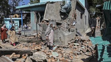 বাড়িতে হামলা.jpg