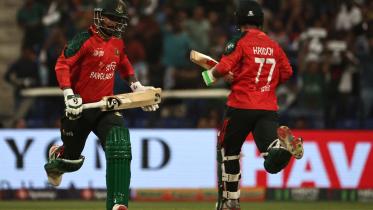 Bangladesh's captain Litton Das (L) and his teammate Towhid Hridoy run between the wickets