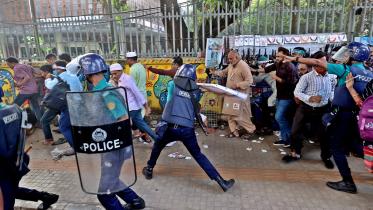 পুলিশের লাঠিচার্জ.jpg