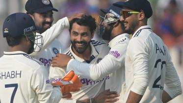 India's Ravindra Jadeja (C)