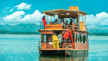 হাউসবোট .jpg