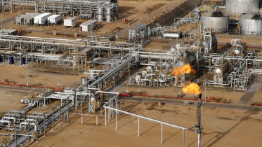 ভেনেজুয়েলার আঞ্জোয়াতেগি রাজ্যের কাবরুতিকার কাছাকাছি অবস্থিত ওরিনোকো বেল্টে একটি সরকারি তেল পরিশোধনাগার  প্রাকৃতিক গ্যাস পোড়ানো হচ্ছে। ফাইল ছবি: রয়টার্স (২০১৫)