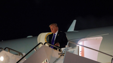 এয়ারফোর্স ওয়ান থেকে নেমে আসছেন ট্রাম্প। ফাইল ছবি: রয়টার্স