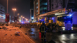 বাহরাইনের মানামার একটি ভবনে মিসাইল হামলার পর আগুন নেভানোর চেষ্টা করা হচ্ছে। ফাইল ছবি: এএফপি।