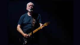 ‘ব্ল্যাক স্ট্র্যাট’ নামের ফেন্ডার স্ট্র্যাটোক্যাস্টার বাজাচ্ছেন ডেভিড গিলমোর। ছবি: সংগৃহীত