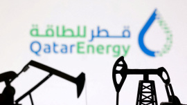 থ্রিডি ব্যাকগ্রাউন্ডে কাতারএনার্জির লোগো। ছবি: রয়টার্স