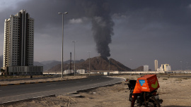 আমিরাতের ফুজাইরাহ অঞ্চলের তেল পরিশোধনাগারে ইরানের ড্রোন হামলা। ফাইল ছবি: রয়টার্স (৩ মার্চ ২০২৬)