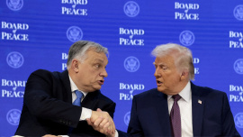 হাঙ্গেরির সদ্য বিদায়ী প্রধানমন্ত্রী ভিক্তর অরবান ও মার্কিন প্রেসিডেন্ট ডোনাল্ড ট্রাম্প। ফাইল ছবি: রয়টার্স