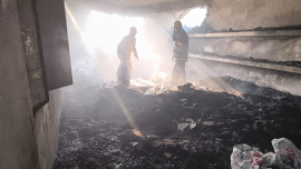 দীর্ঘ প্রচেষ্টার পর আতশবাজি কারখানার আগুন নেভাতে সক্ষম হয় দমকলকর্মীরা। ছবি: সংগৃহীত