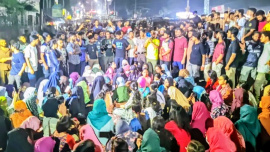 সহপাঠীকে গ্রেপ্তারের প্রতিবাদে সড়ক অবরোধ করেন রংপুর মেডিকেল কলেজের শিক্ষার্থীরা। ছবি: সংগৃহীত
