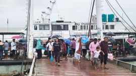 নিম্নচাপের প্রভাবে হাতিয়ায় ৪ দিন ধরে ফেরি চলাচল বন্ধ। ছবি: সংগৃহীত