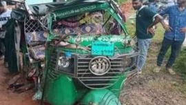 দুর্ঘটনাকবলিত অটোরিকশাটি। ছবি: স্টার