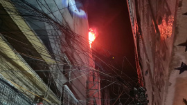 আজ বিকেলে মনজুর খান প্লাজার ছয়তলার একটি দোকানে আগুন লাগে। ছবি: ফায়ার সার্ভিস