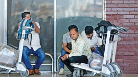 বিমানবন্দরে অপেক্ষায় থাকা শ্রমিক