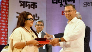 প্রধানমন্ত্রী তারেক রহমানের হাত থেকে একুশে পদক গ্রহণ করেন নন্দিত অভিনেত্রী ববিতা। ছবি: সংগৃহীত
