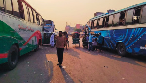 সোমবার বিকেলে গাবতলী বাস টার্মিনালের চিত্র। ছবি: শাহীন মোল্লা/স্টার