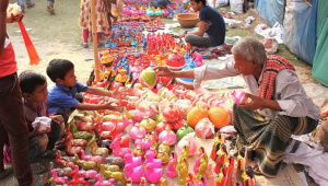 চৈত্র সংক্রান্তিতে বসেছে গ্রামীণ মেলা।