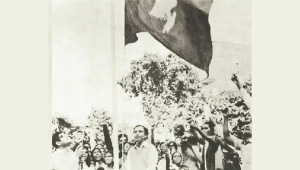 বিদেশের মাটিতে প্রথমবারের মতো আনুষ্ঠানিকভাবে স্বাধীন বাংলাদেশের মানচিত্র খচিত পতাকা উত্তোলন করছেন এম হোসেন আলী। ১৮ এপ্রিল, ১৯৭১।