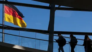 এ সমীক্ষায় প্রায় ২১% অংশগ্রহণকারী বলেছেন, আরো উন্নত জীবনের সন্ধানে তারা জার্মানি ছেড়ে যাওয়ার পরিকল্পনা করছেন ৷ প্রতীকী ছবি: ডয়চে ভেলে