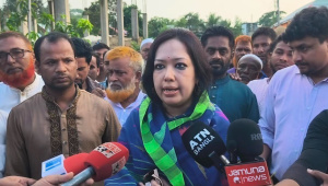 সাংবাদিকদের সঙ্গে কথা বলছেন রুমিন ফারহানার। ছবি: স্টার