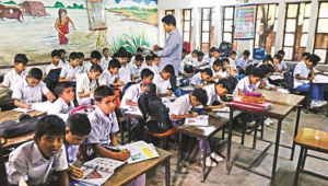 ক্লাসে শিক্ষার্থীরা