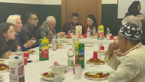 ইতালির ভেনিস বাংলা স্কুলের ইফতার ও আলোচনায়  প্রায় ৩০ জন ইতালীয় শিক্ষক, সাংবাদিক এবং অন্যান্য পেশাজীবীরা উপস্থিত ছিলেন। ছবি: সংগৃহীত