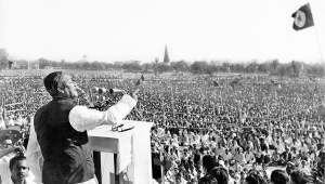 ১৯৭১ সালের ৭ মার্চ রেসকোর্সের ময়দানে শেখ মুজিবর রহমান ভাষণ দিচ্ছেন। ফাইল ছবি: রফিকুর রহমান/উইকিমিডিয়া কমন্স
