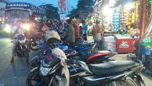 rental_motor_bike_stand_on_signboard_6.jpg