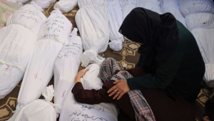 প্রিয়জন হারিয়ে ভেঙে পড়েছেন দুই ফিলিস্তিনি নারী। ফাইল ছবি: এএফপি