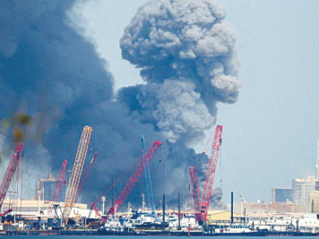 বাহরাইনের মানামায় বিস্ফোরণের পর আকাশে ধোঁয়া উড়তে দেখা যায়। ছবি: এএফপি