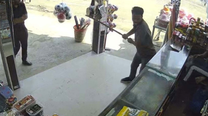 কুয়াকাটায় ব্যবসাপ্রতিষ্ঠান ভাঙচুর