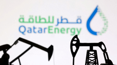 থ্রিডি ব্যাকগ্রাউন্ডে কাতারএনার্জির লোগো। ছবি: রয়টার্স