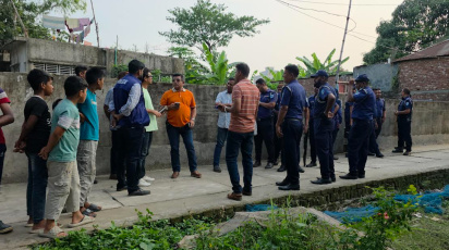 ঘটনাস্থলে পুলিশের সদস্যরা। ছবি: স্টার