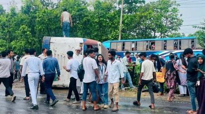 সড়কে উল্টে যাওয়া বাসটি। ছবি: স্টার
