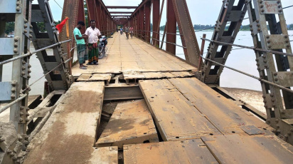 কুড়িগ্রামে সোনাহাট সেতুর পাটাতন ভেঙে যান চলাচল বন্ধ। ছবি: সংগৃহীত