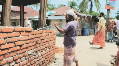 শাবল হাতে উপজেলা যুবদল সভাপতি গাজী গিয়াস উদ্দিন। ছবি: স্টার 